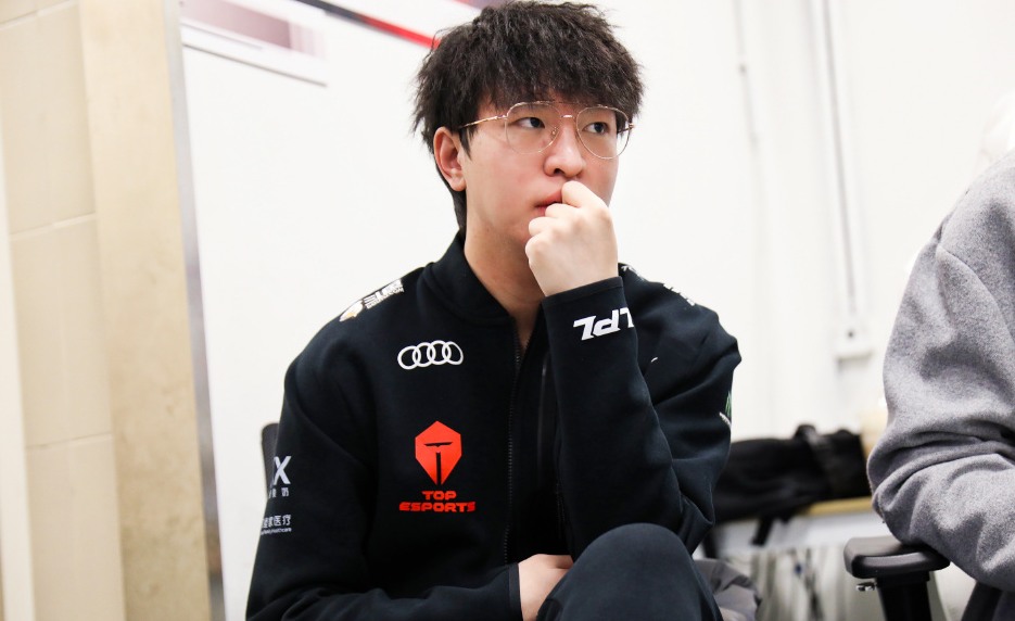 九游娱乐 Faker迎来十赛季出色发挥，RNG观众热烈欢呼！再创辉煌时刻